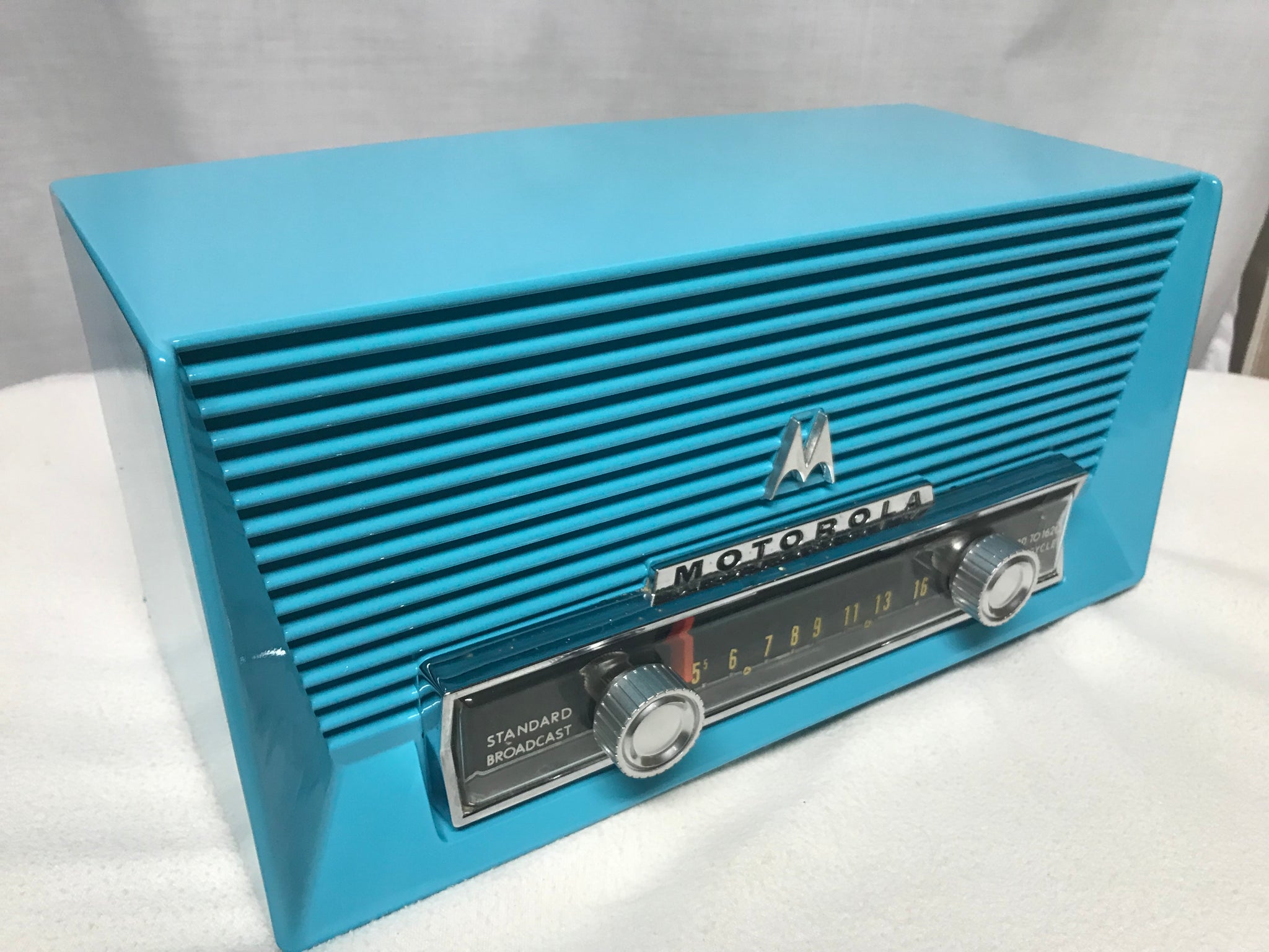 Vintage 1950's Motorola 57X jet age retro tube radio with iphone 